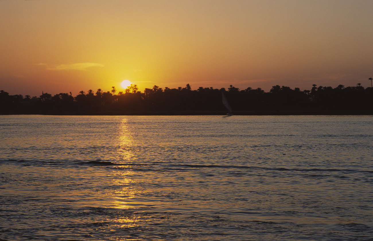 egyp11_21 nil coucher et felouque.jpg - Nil Sur le Nil à Luxor coucher de soleil depuis notre hôtel Provia 100 F
